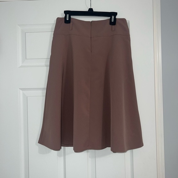 Beige flowy skirt with pockets - Picture 2 of 3